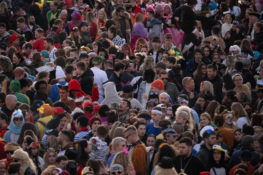 Dicht an dicht: Hunderte Menschen feiern nach dem Rosenmontagsumzug auf dem Gutenbergplatz in Mainz.
