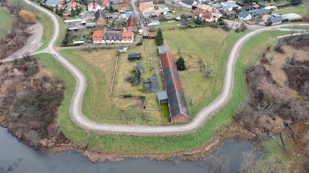Nach der Deichsanierung in Kleutsch schützt der neue Deich den Ort nun besser. Nun warten noch die Mildenseer darauf, dass auch die Deiche am Scholitzer See ertüchtigt werden.