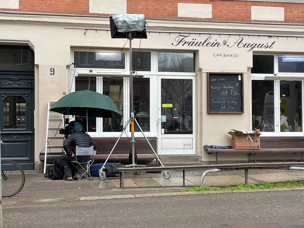Dreharbeiten zum Spielfilm "Im Rosengarten" im Café „Fräulein August“ am halleschen August-Bebel-Platz