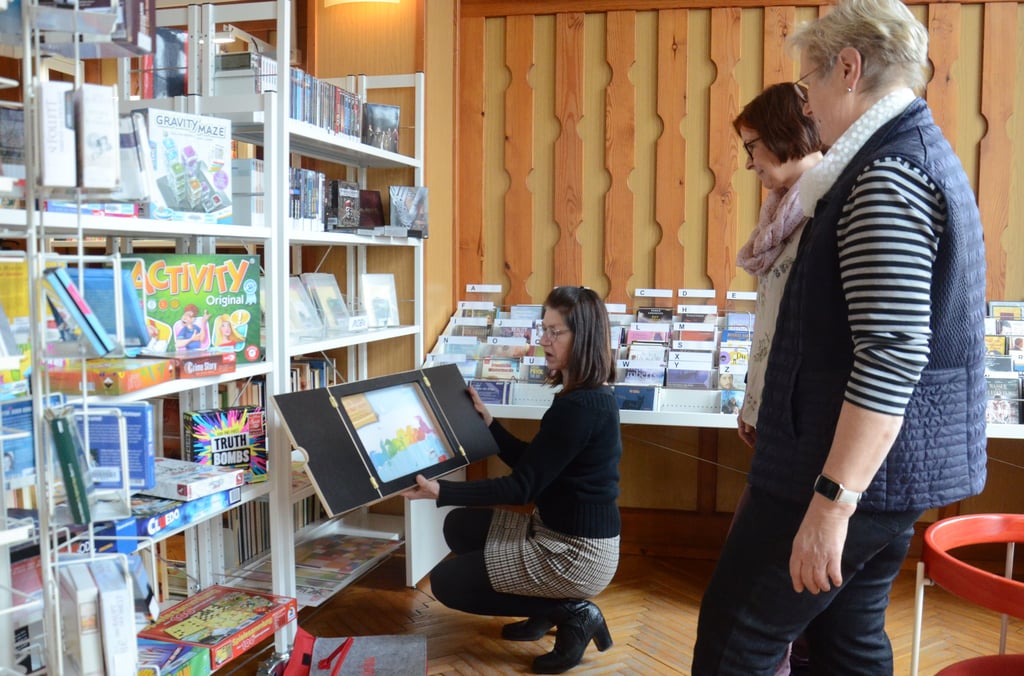 Sehen sich in der neugestalteten Bibliothek in Kalbe um: Angela Hehle (von links, Bibliothek Diesdorf), Dorit Melcher und Brigitte Wiswede (beide Bibliothek Beetzendorf) schauen sich ein Kamishibai an, ein Bühnenmodell für Erzählungen.