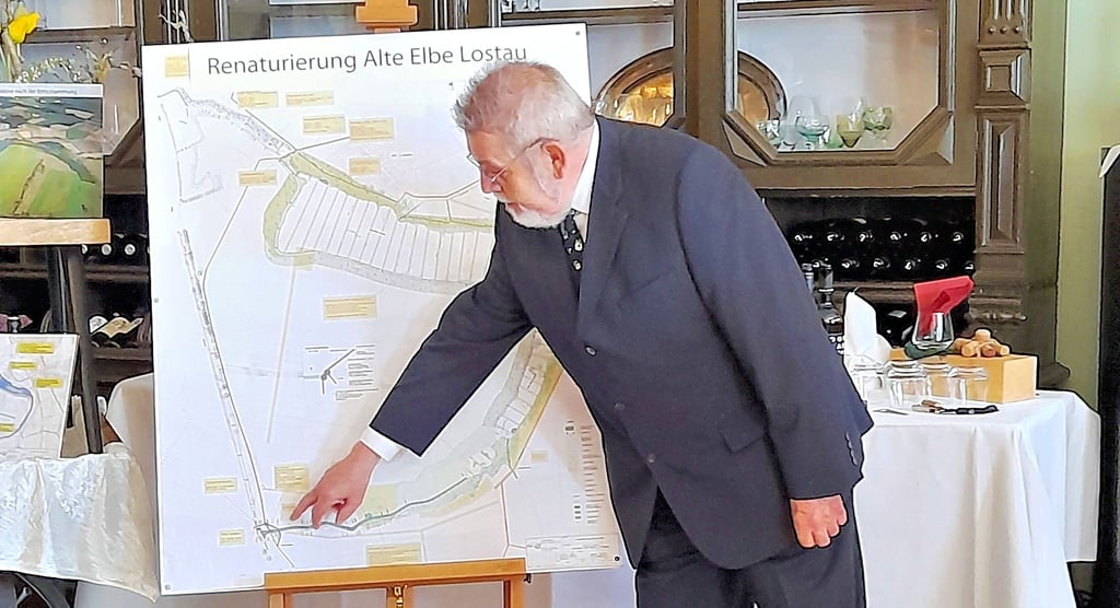 Zum Projekt der Renaturierung der Alten Elbe Lostau informierte Konrad Spiegler beim 70. Geburtstag von Günter Lauenroth im Landgasthof vor Gästen.