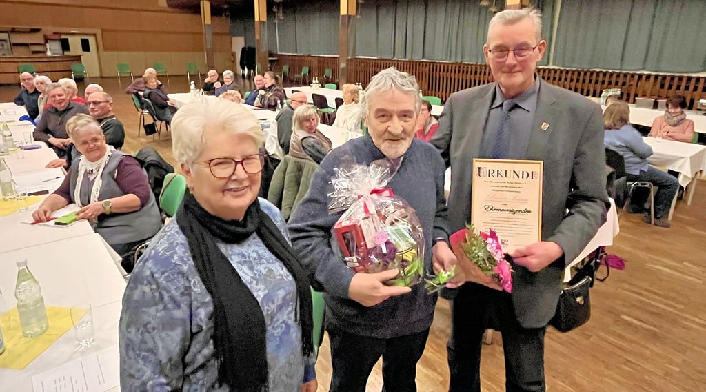 Rainer Krause (Mitte) wurde zum Ehrenvorsitzenden des Heimatvereins in Tangerhütte ernannt.