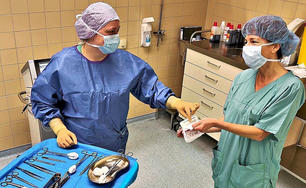 Praxisanleiterin Astrid Winterfeldt (rechts) leitet Charlene Lemme während ihrer Ausbildung in der Neindorfer Klinik an.