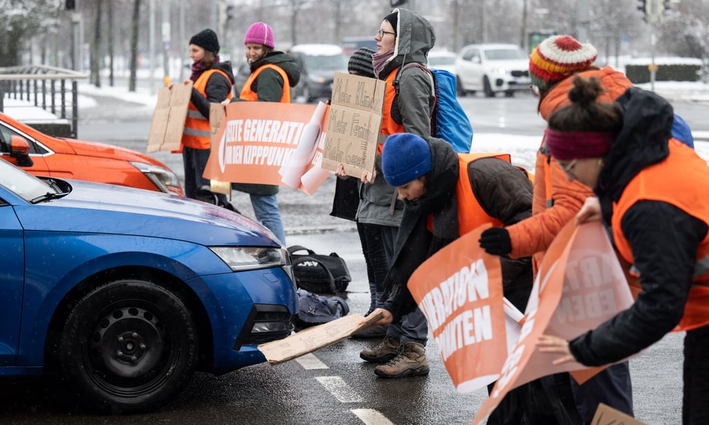 Letzte Generation blockiert Verkehr in Leipzig