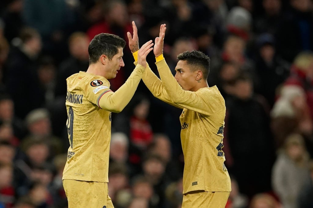 Robert Lewandowski (l) schied mit dem FC Barcelona in der Europa League aus.