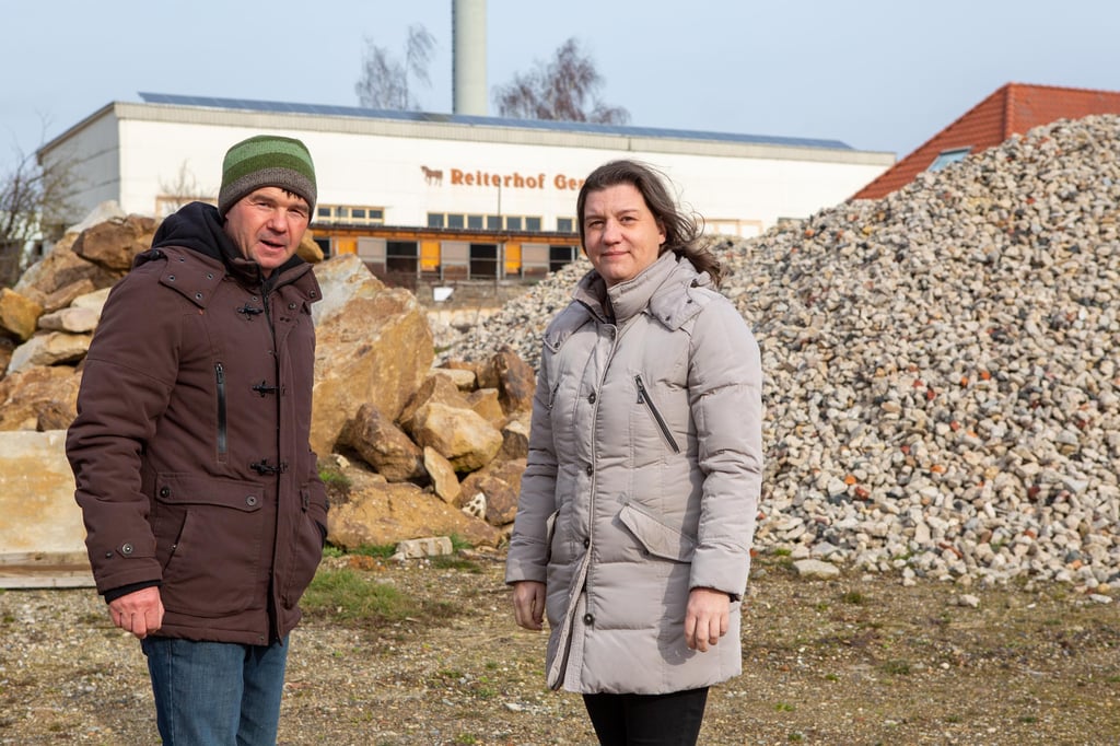 Stefan Gentzsch und Evelyn Billing auf der Baustelle neben dem Reiterhof in Droyßig.