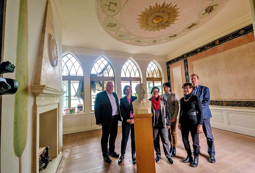 Gruppenbild mit Fürstenbüste: Protagonisten des Frühlingserwachens haben in Wörlitz Schlaglichter aufs Programm geworfen.