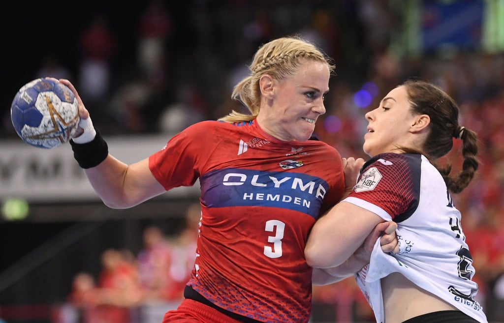 Maura Visser von der SG BBM Bietigheim (l) in Aktion mit Josefine Huber vom Thüringer HC.