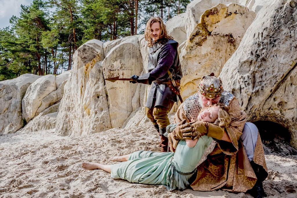Der König (Heinz Hoenig) und sein Knecht (Denis Schmidt) bei der lang ersehnten Befreiung der Prinzessin (Jytte-Merle Böhrnsen). Drehort sind die Sandsteinhöhlen bei Blankenburg.