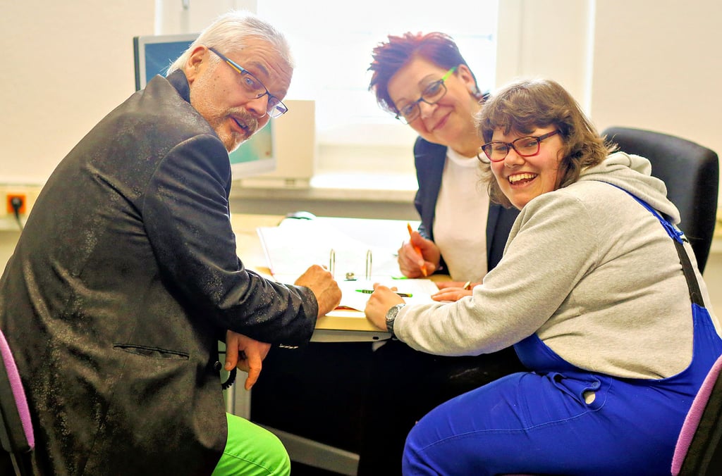 Die Übersetzer Ulrich Grunewald (l.) und Astrid Wendt (M.) sowie Prüferin Mandy Bechmann (r.) im Büro für Leichte Sprache in Querfurt.