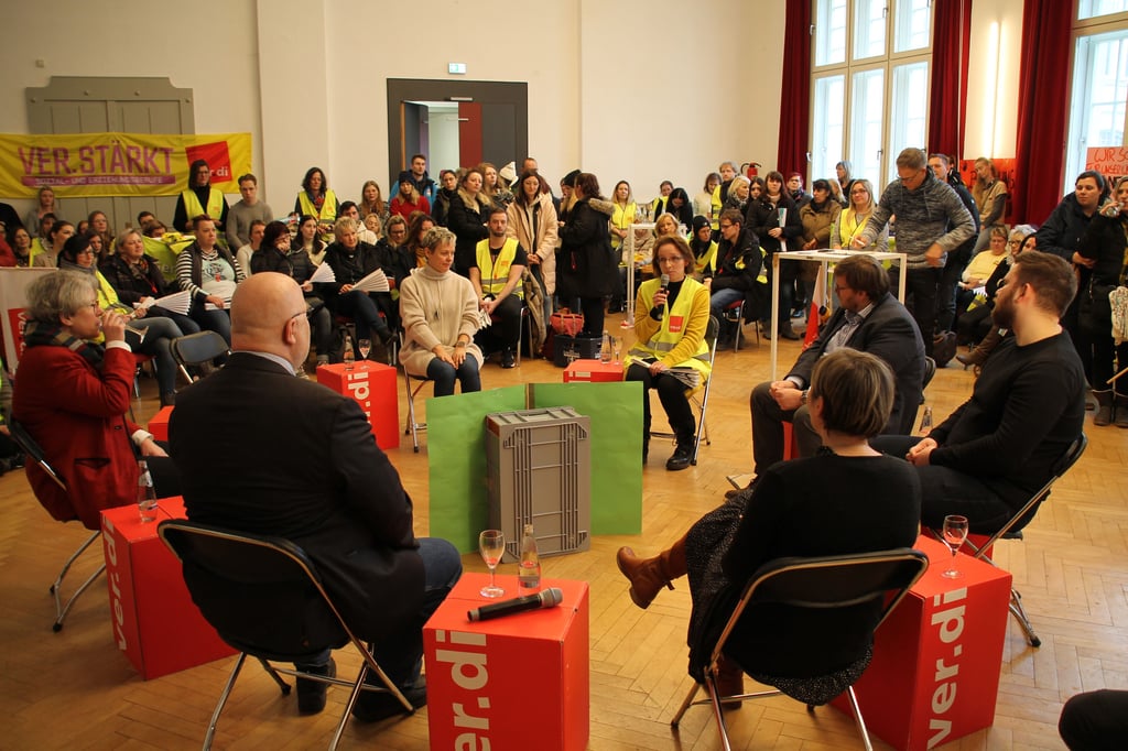 Politiker aller Landtagsfraktionen außer der AfD waren von Verdi eingeladen worden und stellten sich im Volksprak den Fragen der Erzieher.