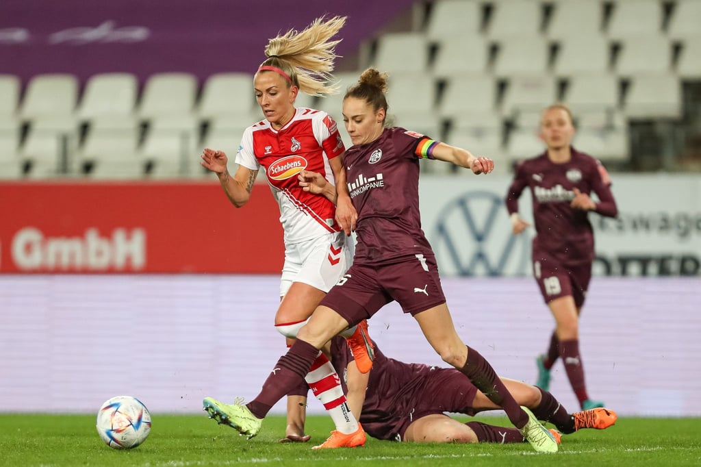 Mandy Islacker (l) und der 1. FC Köln wollen im RheinEnergeiStadion einen neuen Zuschauerrekord in der Frauen-Bundesliga aufstellen.