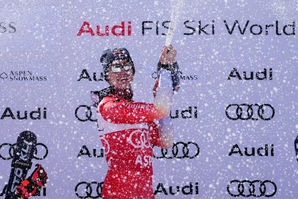 Marco Odermatt aus der Schweiz feiert seinen Sieg in Aspen.