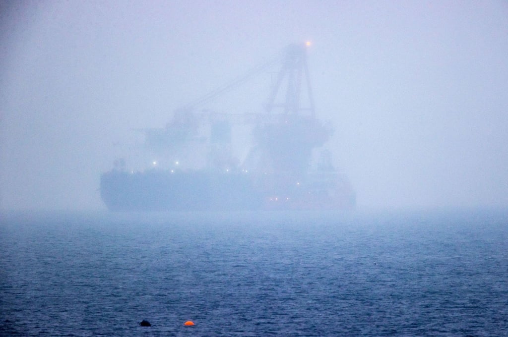 Dieses Schiff wird bei einer möglichen Reparatur der Pipeline Nord Stream 2 vermutlich nicht helfen. Das russische Rohr-Verlegeschiff „Fortuna“ ankert im Januar 2021 vor Rostock.