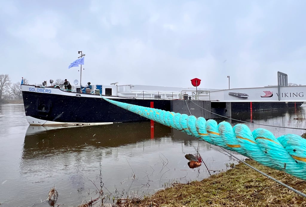 Das jüdische Theaterschiff Goldberg macht in Sichtweite des Dessauer Kornhauses fest, es gibt drei Vorstellungen im Rahmen des Kurt Weill festes