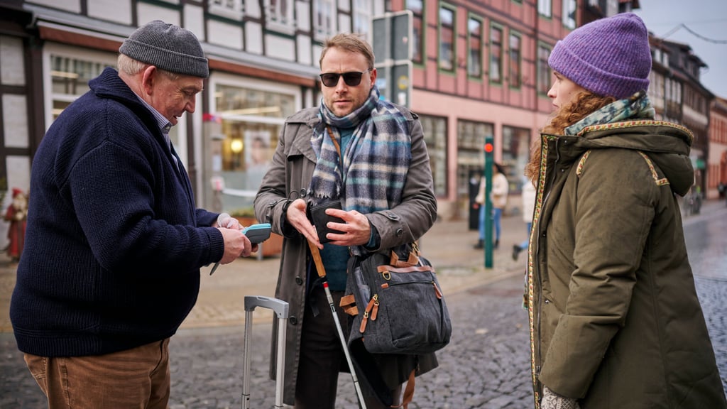 Ein Taxi zur Bescherung wurde im Februar 2022 in Wernigerode gedreht. Taxifahrer Axel Parschke (Dietmar Bär, l.) kassiert von seinem Fahrgast Jan Olsmer (Max Riemelt, M.) Geld. Jenny Fellers (Marlene Tanczik, r.) ist fassungslos: Sie hat gerade realisiert, dass Jan blind ist.