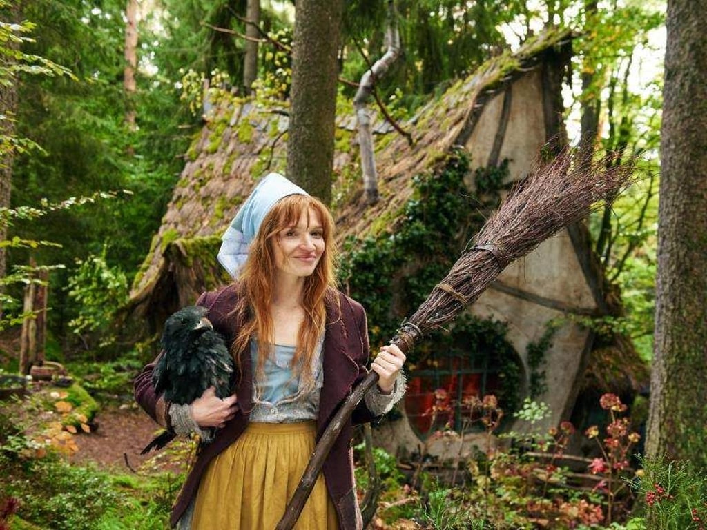 Die kleine Hexe (Karoline Herfurth) ist erst 127 Jahre alt und wird deshalb von den großen Hexen noch nicht für voll genommen. Das wird sie jedoch ändern.