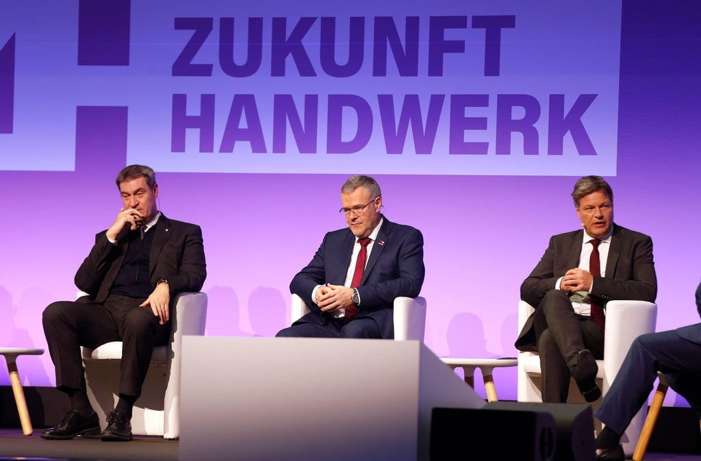 Bayerns Ministerpräsident Markus Söder (CSU), Handwerkspräsident Jörg Dittrich und Bundeswirtschaftsminister Robert Habeck (Grüne) bei der Veranstaltung „Zukunft Handwerk“ im Internationalen Congress Center München.