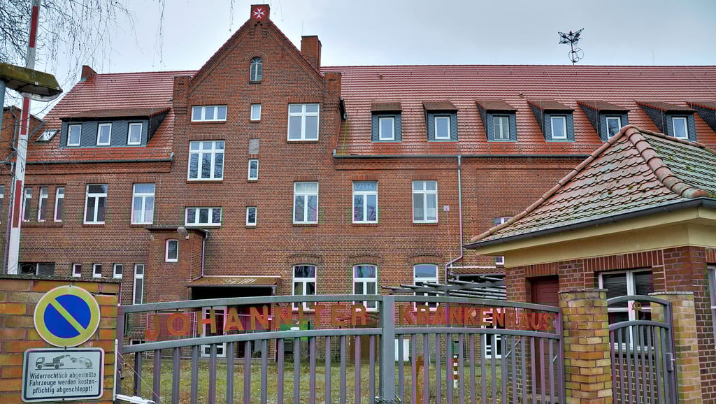 Der Eingang zum ehemaligen Johanniter-Krankenhaus in Genthin. Die Gebäude dahinter samt Pförtnerhäuschen stehen unter Denkmalschutz, während ein Großteil der neueren Bauten abgerissen worden ist.