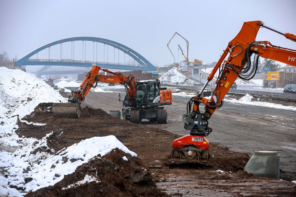 Am Lückenschluss beim Neubau der A72 zur A38 südlich von Leipzig wird gearbeitet.