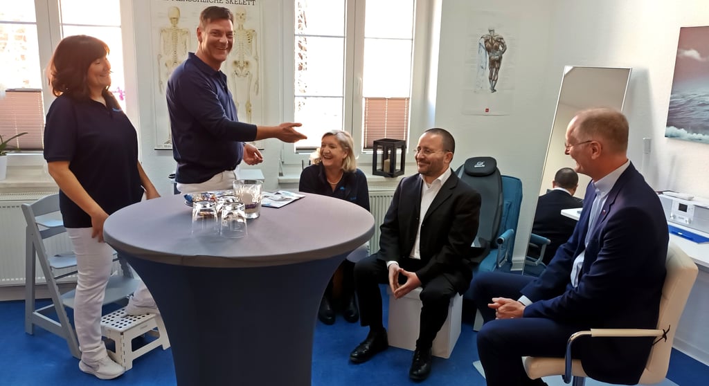 Ingo Gensch (2.l.) erläutert des Gästen die Therapie.