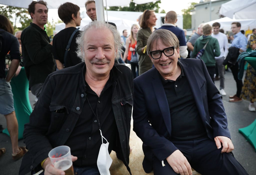 Sven Regener (r), Musiker, Schriftsteller und Drehbuchautor, und Leander Haußmann, Film- und Theaterregisseur, nehmen als Gäste an der Wahlparty von Bündnis 90/Die Grünen zur Bundestagswahl 2021 teil. Sie arbeiten auch zusammen.