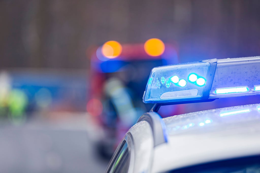 Ein Polizeiauto unterwegs zum Einsatzort.