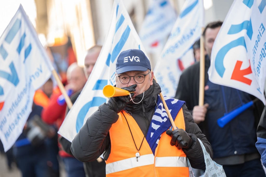 Arbeiter der Deutschen Bahn vor der ersten Runde der Tarifverhandlungen in Fulda.