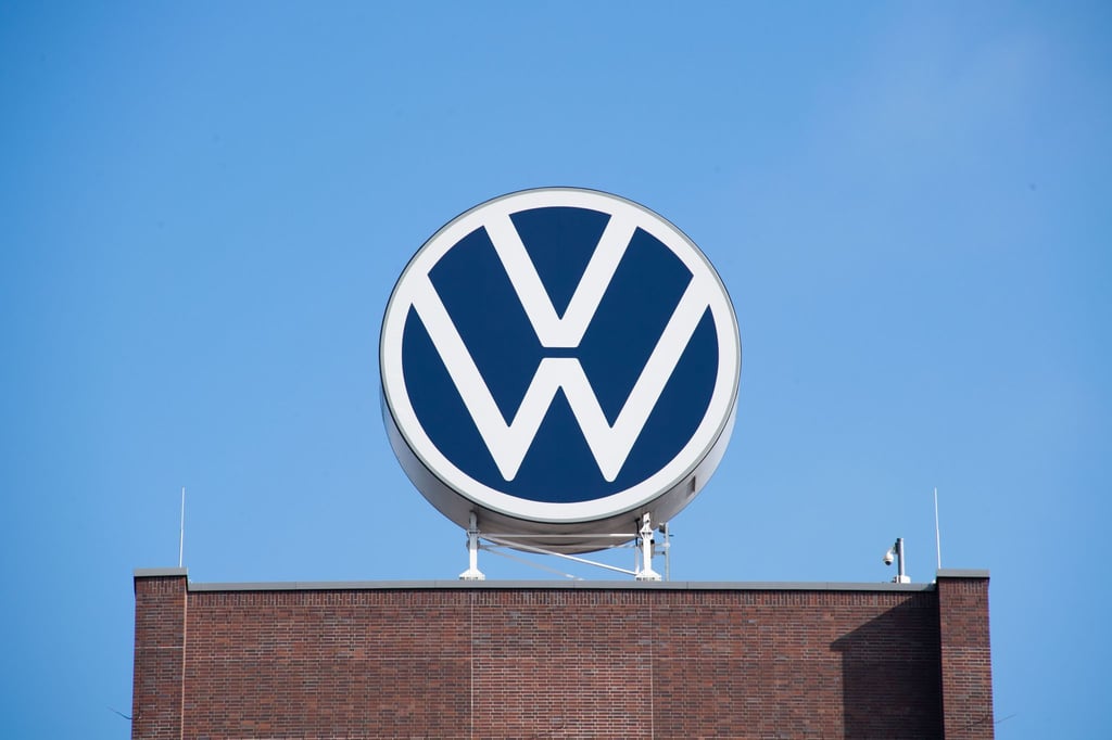 Blick auf das VW-Logo auf dem Markenhochhaus von Volkswagen in Wolfsburg.