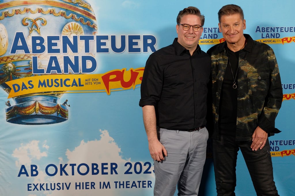 Der Sänger Hartmut Engler (r) von der Band Pur und Producer Martin Flohr bei der Vorstellung des Musical „Abendteuerland - Musical mit Hits von Pur“.