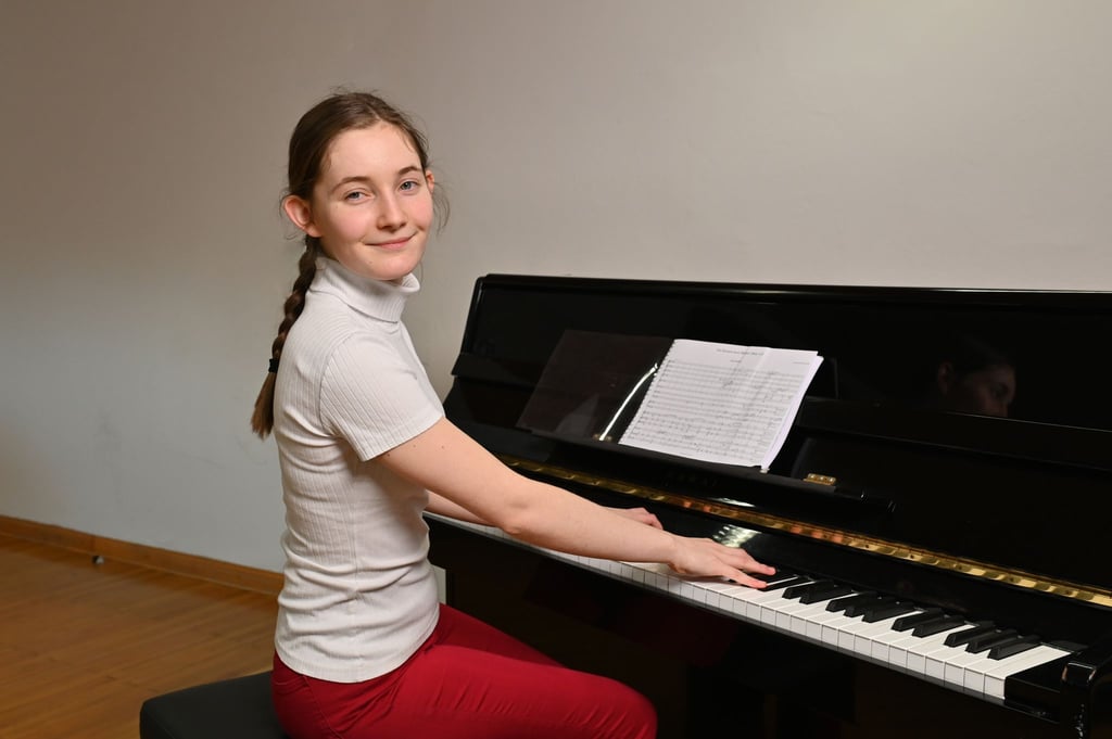 Die 18 Jahre alte Komponistin Alma Deutscher am Klavier.