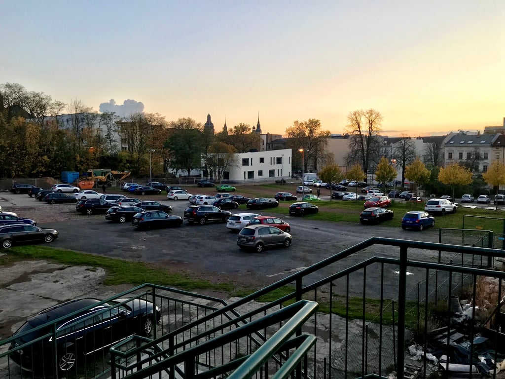 Auf dem Baufeld der neuen Grundschule in der Schimmelstraße befindet sich aktuell noch ein großer Parkplatz.