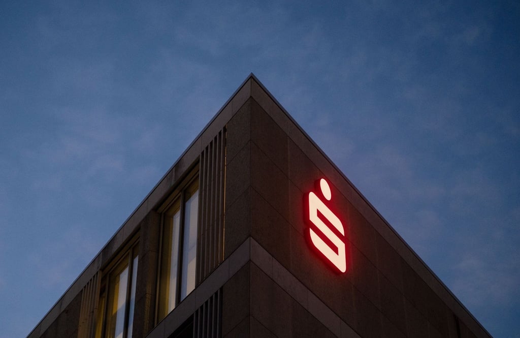 Das Logo der Sparkasse ist an der Fassade eines Gebäudes in der Innenstadt zu sehen.
