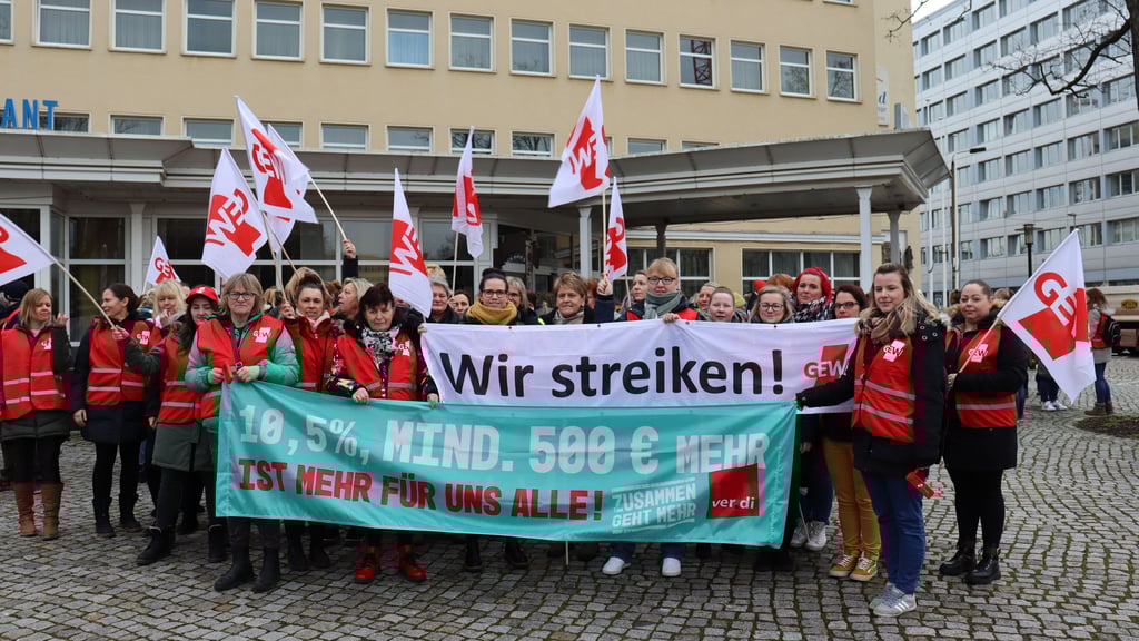 Für mehr Geld und bessere Arbeitsbedingungen gingen gestern Erzieherinnen in Magdeburg auf die Straße.