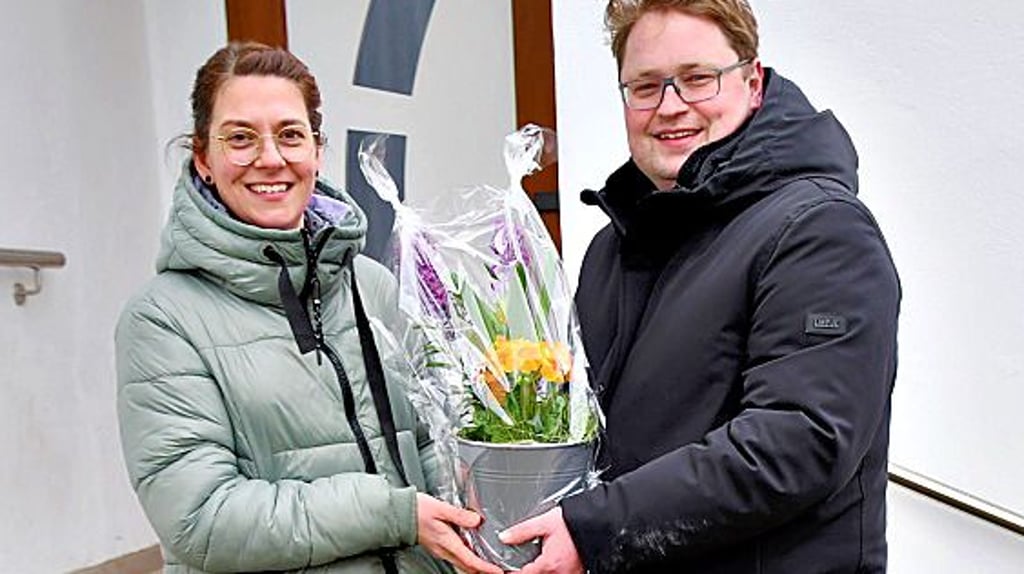 Nancy König, Organisatorin der Wedringer Baby- und Kinderbekleidungsbörse, hat 350 Euro an André Wiklinski für den Verein Dorfgemeinschaftshaus Wedringen übergeben.
