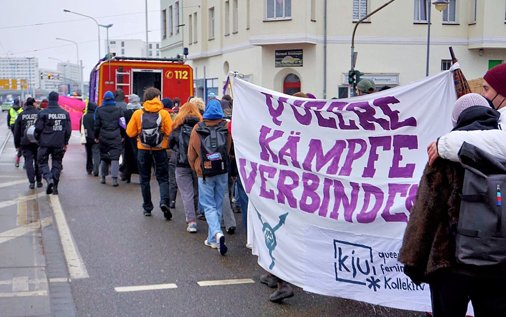 In Halle schlossen sich mehr als 500 Menschen einem Protestzug zum Internationalen Frauentag an.