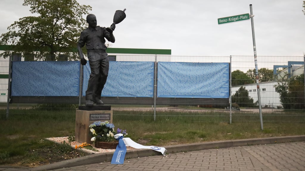 An der MDCC-Arena in Magdeburg steht ein Denkmal für Meistertrainer Heinz Krügel.