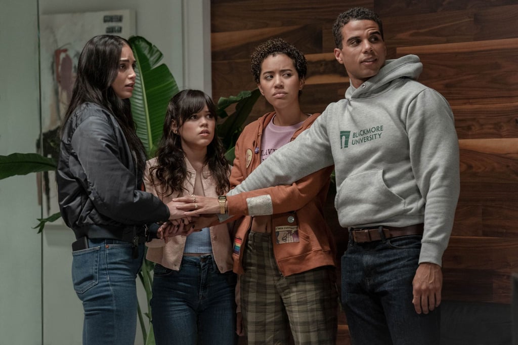 Melissa Barrera (v.l.n.r.) als Sam Carpenter, Jenna Ortega als Tara Carpenter, Jasmin Savoy Brown als Mindy Meeks-Martin und Mason Gooding als Chad Meeks-Martin in einer Szene des Films „Scream VI“.