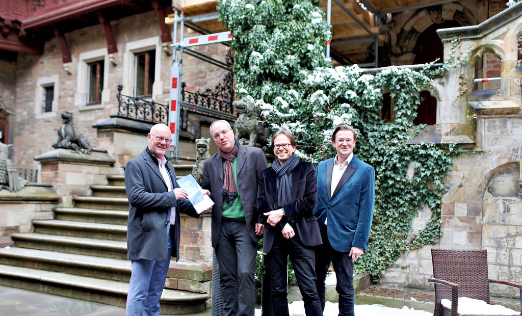 Im Hintergrund sind die besonderen Umstände, unter denen die diesjährigen Schlossfestspiele stattfinden werden, zu erkennen. Doch die Bauarbeiten gehören zum Wandel: Steffen Meinecke übergibt Christian Fitzner den Sponsorvertrag. Regisseur Oliver Klöter und Schloss-Geschäftsführer Dr. Christian Juranek (von links) freuen sich auf die Veranstaltungen.