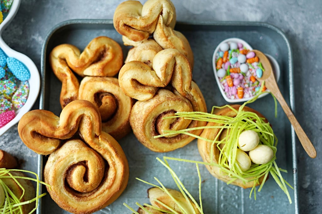 Ein Teil der Zimtschnecken werden als Nester dekoriert, der andere Teil bekommt Hasenohren verpasst.