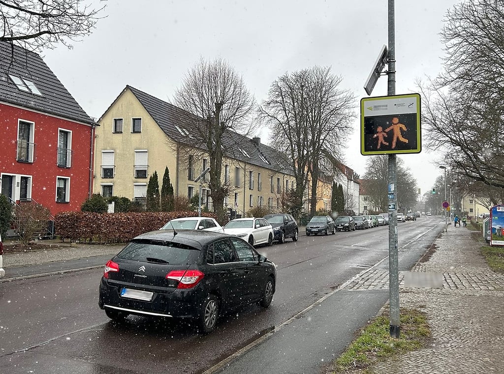 Den Autofahrern werden auf der Leuchtanzeige entweder Verkehrsmännchen oder der Schriftzug „Achtung Schule“ angezeigt.