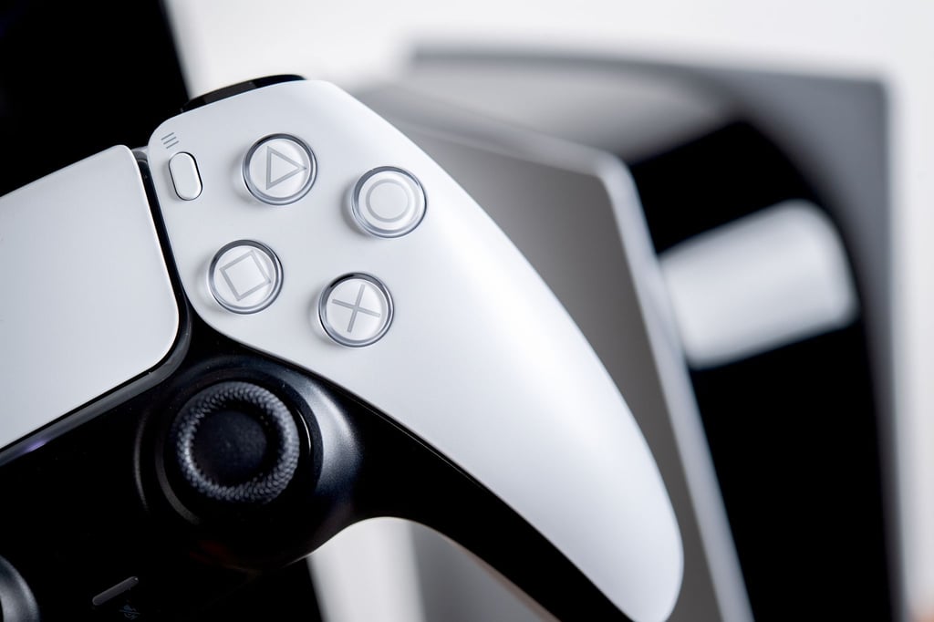 Nicht nur die PS5 (Hintergrund) bekommt Updates: Auch im PS5-Controller steckt Software, die sich nun auch drahtlos, ohne USB-Kabel aktualisieren lässt.