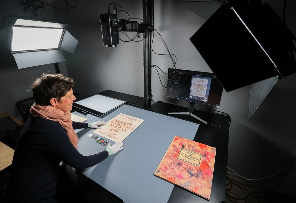 Emma Eßbach, externe Mitarbeiterin, digitalisiert am Lindenau-Museum eine Grafikmappe.