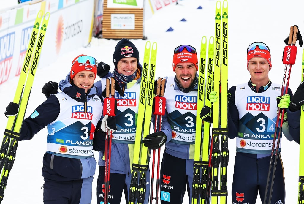 Das deutsche Team um Eric Frenzel (l) freut sich über Silber.