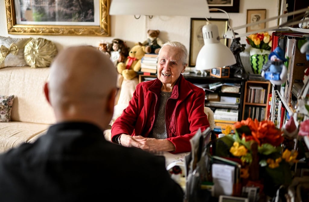Helga Müller und Jan Römmler unterhalten sich am Esstisch bei einem Besuch. Unter der Motto "Jung trifft Alt" vermittelt der Verein "Freunde alter Menschen" Kontakte zwischen jungen und älteren Menschen.