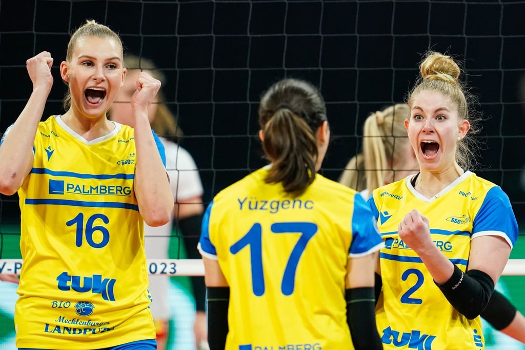 Indy Baijens und Schwerins Pia Kästner (r) vom SSC Schwerin jubeln mit Tutku Burcu Yüzgenc über einen Punktgewinn - und am Ende den Pokalsieg.