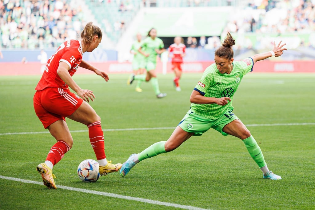 Münchens Klara Bühl (l) in Aktion gegen Wolfsburgs Felicitas Rauch (r).