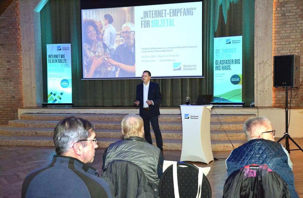 Roland Walska, Projektleiter für das Sülzetal bei der Deutschen Glasfaser, erläutert in der Festhalle in Altenwedddingen den Ablauf der Bauphasen.
