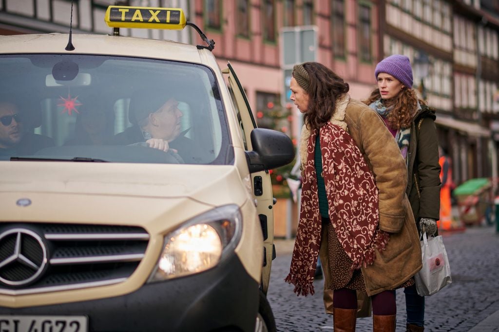 Axel Parschke (Dietmar Bär, M.) und seine Fahrgäste staunen nicht schlecht: Die Unbekannte Frau (Gabriele Völsch, 2.v.r.) regt sich sehr über das Bremsmanöver auf, dass das Taxi wegen der überraschenden Sichtung von Jenny (Marlene Tanczik, r.) gemacht hat.