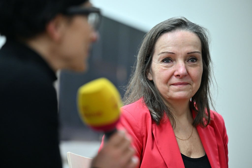 Gudrun Kemsa im Pressegespräch in der Ausstellung „Urban Desire. Gudrun Kemsa: Fotografien & Videoinstallationen“ in der Kunsthalle Erfurt.